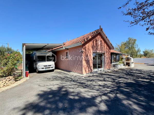 Venez découvrir en exclusivité cette maison de plain-pied  de 2005 très bien entretenue sur la commune de Tostat à seulement 15 minutes de Tarbes.

Elle offre une surface chauffée de 88,35 m2 et dispose d'une véranda de 17 m2 donnant accès à une belle pièce de vie avec une cuisine semi-ouverte aménagée, équipée le tout faisant 43m2.

L'espace nuit vous propose: trois chambres dont deux équipées de placards, une grande salle de douche est présente ainsi qu'un WC séparé.

Une grande pièce de 49m2 non chauffée, actuellement aménagée en buanderie et cuisine d'été est également disponible pouvant être transformer en suite parentale avec douche ou pourquoi pas y prévoir un studio.

Un double garage de 43m2 est présent ainsi qu'un car-port et une grande cour avec une partie en herbe, possibilité de faire un potager à l'arrière de la maison.

Côté technique: le mode de chauffage est électrique, le double vitrage est présent, très bonne isolation et bon diagnostique.
Faible foncier.
Fosse septique aux normes, car-port adapté pour une camping-car.

Je suis à votre entière disposition pour des renseignements et pour une visite.