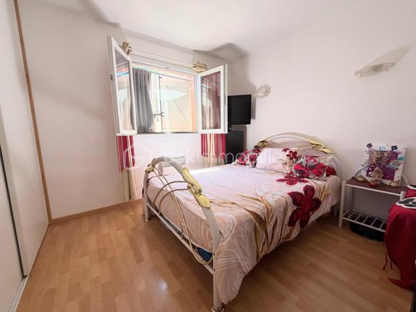 Venez découvrir en exclusivité cette maison de plain-pied  de 2005 très bien entretenue sur la commune de Tostat à seulement 15 minutes de Tarbes.

Elle offre une surface chauffée de 88,35 m2 et dispose d'une véranda de 17 m2 donnant accès à une belle pièce de vie avec une cuisine semi-ouverte aménagée, équipée le tout faisant 43m2.

L'espace nuit vous propose: trois chambres dont deux équipées de placards, une grande salle de douche est présente ainsi qu'un WC séparé.

Une grande pièce de 49m2 non chauffée, actuellement aménagée en buanderie et cuisine d'été est également disponible pouvant être transformer en suite parentale avec douche ou pourquoi pas y prévoir un studio.

Un double garage de 43m2 est présent ainsi qu'un car-port et une grande cour avec une partie en herbe, possibilité de faire un potager à l'arrière de la maison.

Côté technique: le mode de chauffage est électrique, le double vitrage est présent, très bonne isolation et bon diagnostique.
Faible foncier.
Fosse septique aux normes, car-port adapté pour une camping-car.

Je suis à votre entière disposition pour des renseignements et pour une visite.