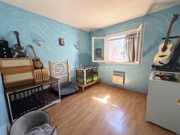 Venez découvrir en exclusivité cette maison de plain-pied  de 2005 très bien entretenue sur la commune de Tostat à seulement 15 minutes de Tarbes.

Elle offre une surface chauffée de 88,35 m2 et dispose d'une véranda de 17 m2 donnant accès à une belle pièce de vie avec une cuisine semi-ouverte aménagée, équipée le tout faisant 43m2.

L'espace nuit vous propose: trois chambres dont deux équipées de placards, une grande salle de douche est présente ainsi qu'un WC séparé.

Une grande pièce de 49m2 non chauffée, actuellement aménagée en buanderie et cuisine d'été est également disponible pouvant être transformer en suite parentale avec douche ou pourquoi pas y prévoir un studio.

Un double garage de 43m2 est présent ainsi qu'un car-port et une grande cour avec une partie en herbe, possibilité de faire un potager à l'arrière de la maison.

Côté technique: le mode de chauffage est électrique, le double vitrage est présent, très bonne isolation et bon diagnostique.
Faible foncier.
Fosse septique aux normes, car-port adapté pour une camping-car.

Je suis à votre entière disposition pour des renseignements et pour une visite.
