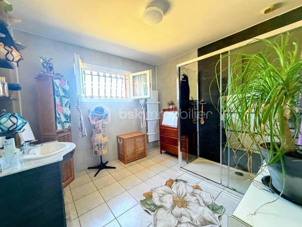 Venez découvrir en exclusivité cette maison de plain-pied  de 2005 très bien entretenue sur la commune de Tostat à seulement 15 minutes de Tarbes.

Elle offre une surface chauffée de 88,35 m2 et dispose d'une véranda de 17 m2 donnant accès à une belle pièce de vie avec une cuisine semi-ouverte aménagée, équipée le tout faisant 43m2.

L'espace nuit vous propose: trois chambres dont deux équipées de placards, une grande salle de douche est présente ainsi qu'un WC séparé.

Une grande pièce de 49m2 non chauffée, actuellement aménagée en buanderie et cuisine d'été est également disponible pouvant être transformer en suite parentale avec douche ou pourquoi pas y prévoir un studio.

Un double garage de 43m2 est présent ainsi qu'un car-port et une grande cour avec une partie en herbe, possibilité de faire un potager à l'arrière de la maison.

Côté technique: le mode de chauffage est électrique, le double vitrage est présent, très bonne isolation et bon diagnostique.
Faible foncier.
Fosse septique aux normes, car-port adapté pour une camping-car.

Je suis à votre entière disposition pour des renseignements et pour une visite.