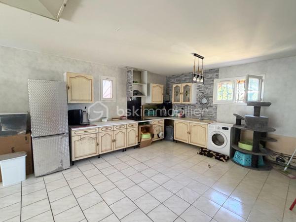 Venez découvrir en exclusivité cette maison de plain-pied  de 2005 très bien entretenue sur la commune de Tostat à seulement 15 minutes de Tarbes.

Elle offre une surface chauffée de 88,35 m2 et dispose d'une véranda de 17 m2 donnant accès à une belle pièce de vie avec une cuisine semi-ouverte aménagée, équipée le tout faisant 43m2.

L'espace nuit vous propose: trois chambres dont deux équipées de placards, une grande salle de douche est présente ainsi qu'un WC séparé.

Une grande pièce de 49m2 non chauffée, actuellement aménagée en buanderie et cuisine d'été est également disponible pouvant être transformer en suite parentale avec douche ou pourquoi pas y prévoir un studio.

Un double garage de 43m2 est présent ainsi qu'un car-port et une grande cour avec une partie en herbe, possibilité de faire un potager à l'arrière de la maison.

Côté technique: le mode de chauffage est électrique, le double vitrage est présent, très bonne isolation et bon diagnostique.
Faible foncier.
Fosse septique aux normes, car-port adapté pour une camping-car.

Je suis à votre entière disposition pour des renseignements et pour une visite.