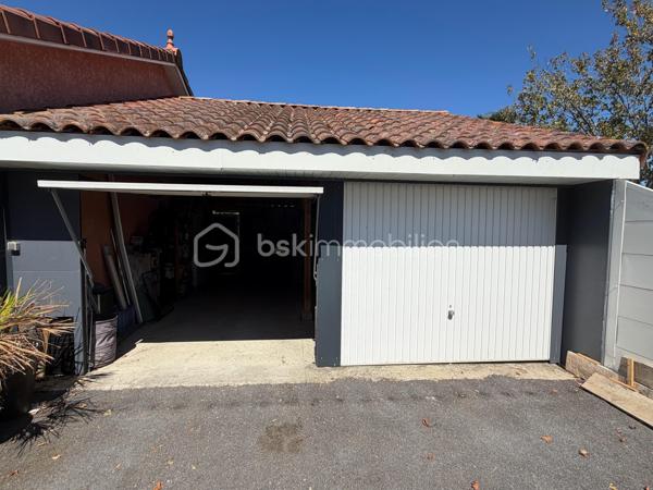 Venez découvrir en exclusivité cette maison de plain-pied  de 2005 très bien entretenue sur la commune de Tostat à seulement 15 minutes de Tarbes.

Elle offre une surface chauffée de 88,35 m2 et dispose d'une véranda de 17 m2 donnant accès à une belle pièce de vie avec une cuisine semi-ouverte aménagée, équipée le tout faisant 43m2.

L'espace nuit vous propose: trois chambres dont deux équipées de placards, une grande salle de douche est présente ainsi qu'un WC séparé.

Une grande pièce de 49m2 non chauffée, actuellement aménagée en buanderie et cuisine d'été est également disponible pouvant être transformer en suite parentale avec douche ou pourquoi pas y prévoir un studio.

Un double garage de 43m2 est présent ainsi qu'un car-port et une grande cour avec une partie en herbe, possibilité de faire un potager à l'arrière de la maison.

Côté technique: le mode de chauffage est électrique, le double vitrage est présent, très bonne isolation et bon diagnostique.
Faible foncier.
Fosse septique aux normes, car-port adapté pour une camping-car.

Je suis à votre entière disposition pour des renseignements et pour une visite.