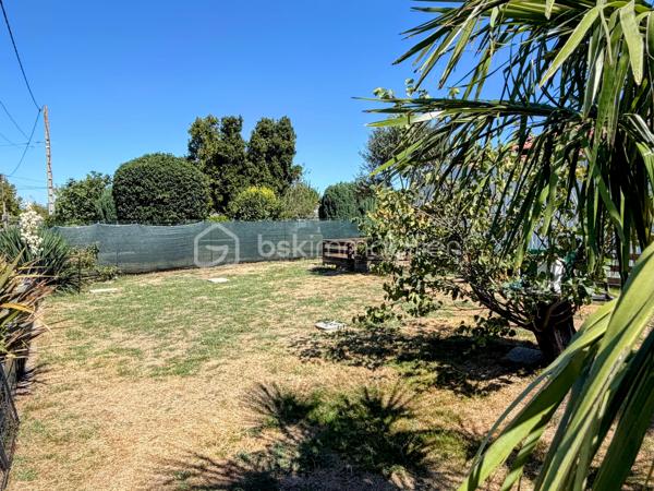 Venez découvrir en exclusivité cette maison de plain-pied  de 2005 très bien entretenue sur la commune de Tostat à seulement 15 minutes de Tarbes.

Elle offre une surface chauffée de 88,35 m2 et dispose d'une véranda de 17 m2 donnant accès à une belle pièce de vie avec une cuisine semi-ouverte aménagée, équipée le tout faisant 43m2.

L'espace nuit vous propose: trois chambres dont deux équipées de placards, une grande salle de douche est présente ainsi qu'un WC séparé.

Une grande pièce de 49m2 non chauffée, actuellement aménagée en buanderie et cuisine d'été est également disponible pouvant être transformer en suite parentale avec douche ou pourquoi pas y prévoir un studio.

Un double garage de 43m2 est présent ainsi qu'un car-port et une grande cour avec une partie en herbe, possibilité de faire un potager à l'arrière de la maison.

Côté technique: le mode de chauffage est électrique, le double vitrage est présent, très bonne isolation et bon diagnostique.
Faible foncier.
Fosse septique aux normes, car-port adapté pour une camping-car.

Je suis à votre entière disposition pour des renseignements et pour une visite.