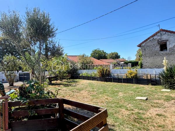 Venez découvrir en exclusivité cette maison de plain-pied  de 2005 très bien entretenue sur la commune de Tostat à seulement 15 minutes de Tarbes.

Elle offre une surface chauffée de 88,35 m2 et dispose d'une véranda de 17 m2 donnant accès à une belle pièce de vie avec une cuisine semi-ouverte aménagée, équipée le tout faisant 43m2.

L'espace nuit vous propose: trois chambres dont deux équipées de placards, une grande salle de douche est présente ainsi qu'un WC séparé.

Une grande pièce de 49m2 non chauffée, actuellement aménagée en buanderie et cuisine d'été est également disponible pouvant être transformer en suite parentale avec douche ou pourquoi pas y prévoir un studio.

Un double garage de 43m2 est présent ainsi qu'un car-port et une grande cour avec une partie en herbe, possibilité de faire un potager à l'arrière de la maison.

Côté technique: le mode de chauffage est électrique, le double vitrage est présent, très bonne isolation et bon diagnostique.
Faible foncier.
Fosse septique aux normes, car-port adapté pour une camping-car.

Je suis à votre entière disposition pour des renseignements et pour une visite.
