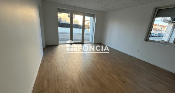 Location Local commercial 3 pièces 50 m² - Les Roches-de-condrieu 38370