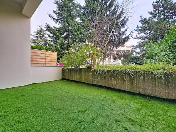 Duplex avec terrasse, stationnement et rénovation énergétique