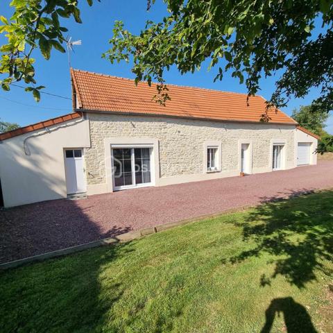 Coup de cœur assuré pour cette  charmante maison en pierre de 100 m², de plain-pied, idéale pour ceux recherchant confort et sérénité.
Idéale pour famille ou résidence secondaire proche des plages d'OMAHA BEACH ou UTAHA BEACH 
Entièrement rénovée.

Elle se compose de :
Une belle pièce de vie spacieuse et lumineuse, avec une cuisine américaine entièrement aménagée et équipée.
Un couloir desservant trois chambres confortables.
Un toilette indépendant et une salle d'eau. 

Une buanderie et un garage attenant.

Le tout édifié sur un terrain d environ 1400 m2.

Le +++: plain pieds, campagne mais proche de toutes commodités, pas de vis à vis,  huisseries PVC, volets électriques avec centralisation, cuisine aménagée et équipée, portail électrique, aucun travaux a prévoir......

Ne manquez pas cette opportunité  !