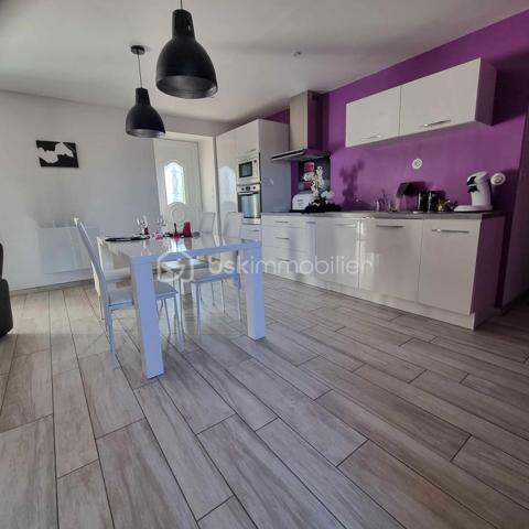 Coup de cœur assuré pour cette  charmante maison en pierre de 100 m², de plain-pied, idéale pour ceux recherchant confort et sérénité.
Idéale pour famille ou résidence secondaire proche des plages d'OMAHA BEACH ou UTAHA BEACH 
Entièrement rénovée.

Elle se compose de :
Une belle pièce de vie spacieuse et lumineuse, avec une cuisine américaine entièrement aménagée et équipée.
Un couloir desservant trois chambres confortables.
Un toilette indépendant et une salle d'eau. 

Une buanderie et un garage attenant.

Le tout édifié sur un terrain d environ 1400 m2.

Le +++: plain pieds, campagne mais proche de toutes commodités, pas de vis à vis,  huisseries PVC, volets électriques avec centralisation, cuisine aménagée et équipée, portail électrique, aucun travaux a prévoir......

Ne manquez pas cette opportunité  !