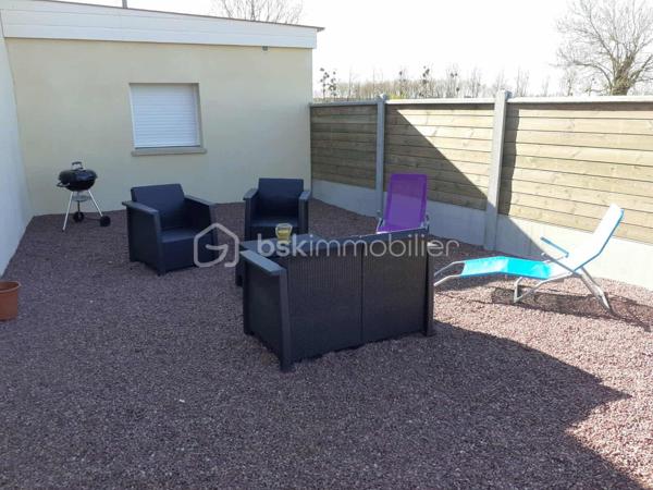 Coup de cœur assuré pour cette  charmante maison en pierre de 100 m², de plain-pied, idéale pour ceux recherchant confort et sérénité.
Idéale pour famille ou résidence secondaire proche des plages d'OMAHA BEACH ou UTAHA BEACH 
Entièrement rénovée.

Elle se compose de :
Une belle pièce de vie spacieuse et lumineuse, avec une cuisine américaine entièrement aménagée et équipée.
Un couloir desservant trois chambres confortables.
Un toilette indépendant et une salle d'eau. 

Une buanderie et un garage attenant.

Le tout édifié sur un terrain d environ 1400 m2.

Le +++: plain pieds, campagne mais proche de toutes commodités, pas de vis à vis,  huisseries PVC, volets électriques avec centralisation, cuisine aménagée et équipée, portail électrique, aucun travaux a prévoir......

Ne manquez pas cette opportunité  !