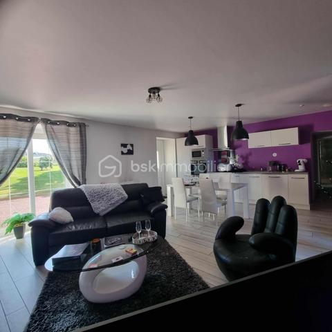 Coup de cœur assuré pour cette  charmante maison en pierre de 100 m², de plain-pied, idéale pour ceux recherchant confort et sérénité.
Idéale pour famille ou résidence secondaire proche des plages d'OMAHA BEACH ou UTAHA BEACH 
Entièrement rénovée.

Elle se compose de :
Une belle pièce de vie spacieuse et lumineuse, avec une cuisine américaine entièrement aménagée et équipée.
Un couloir desservant trois chambres confortables.
Un toilette indépendant et une salle d'eau. 

Une buanderie et un garage attenant.

Le tout édifié sur un terrain d environ 1400 m2.

Le +++: plain pieds, campagne mais proche de toutes commodités, pas de vis à vis,  huisseries PVC, volets électriques avec centralisation, cuisine aménagée et équipée, portail électrique, aucun travaux a prévoir......

Ne manquez pas cette opportunité  !