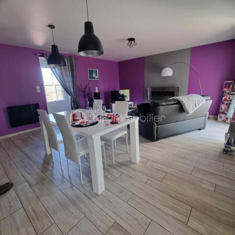 Coup de cœur assuré pour cette  charmante maison en pierre de 100 m², de plain-pied, idéale pour ceux recherchant confort et sérénité.
Idéale pour famille ou résidence secondaire proche des plages d'OMAHA BEACH ou UTAHA BEACH 
Entièrement rénovée.

Elle se compose de :
Une belle pièce de vie spacieuse et lumineuse, avec une cuisine américaine entièrement aménagée et équipée.
Un couloir desservant trois chambres confortables.
Un toilette indépendant et une salle d'eau. 

Une buanderie et un garage attenant.

Le tout édifié sur un terrain d environ 1400 m2.

Le +++: plain pieds, campagne mais proche de toutes commodités, pas de vis à vis,  huisseries PVC, volets électriques avec centralisation, cuisine aménagée et équipée, portail électrique, aucun travaux a prévoir......

Ne manquez pas cette opportunité  !