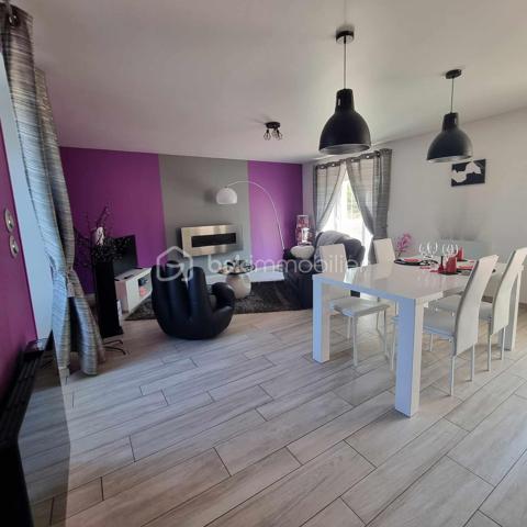 Coup de cœur assuré pour cette  charmante maison en pierre de 100 m², de plain-pied, idéale pour ceux recherchant confort et sérénité.
Idéale pour famille ou résidence secondaire proche des plages d'OMAHA BEACH ou UTAHA BEACH 
Entièrement rénovée.

Elle se compose de :
Une belle pièce de vie spacieuse et lumineuse, avec une cuisine américaine entièrement aménagée et équipée.
Un couloir desservant trois chambres confortables.
Un toilette indépendant et une salle d'eau. 

Une buanderie et un garage attenant.

Le tout édifié sur un terrain d environ 1400 m2.

Le +++: plain pieds, campagne mais proche de toutes commodités, pas de vis à vis,  huisseries PVC, volets électriques avec centralisation, cuisine aménagée et équipée, portail électrique, aucun travaux a prévoir......

Ne manquez pas cette opportunité  !