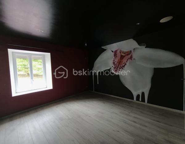 Coup de cœur assuré pour cette  charmante maison en pierre de 100 m², de plain-pied, idéale pour ceux recherchant confort et sérénité.
Idéale pour famille ou résidence secondaire proche des plages d'OMAHA BEACH ou UTAHA BEACH 
Entièrement rénovée.

Elle se compose de :
Une belle pièce de vie spacieuse et lumineuse, avec une cuisine américaine entièrement aménagée et équipée.
Un couloir desservant trois chambres confortables.
Un toilette indépendant et une salle d'eau. 

Une buanderie et un garage attenant.

Le tout édifié sur un terrain d environ 1400 m2.

Le +++: plain pieds, campagne mais proche de toutes commodités, pas de vis à vis,  huisseries PVC, volets électriques avec centralisation, cuisine aménagée et équipée, portail électrique, aucun travaux a prévoir......

Ne manquez pas cette opportunité  !
