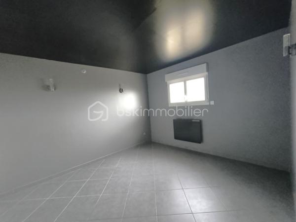 Coup de cœur assuré pour cette  charmante maison en pierre de 100 m², de plain-pied, idéale pour ceux recherchant confort et sérénité.
Idéale pour famille ou résidence secondaire proche des plages d'OMAHA BEACH ou UTAHA BEACH 
Entièrement rénovée.

Elle se compose de :
Une belle pièce de vie spacieuse et lumineuse, avec une cuisine américaine entièrement aménagée et équipée.
Un couloir desservant trois chambres confortables.
Un toilette indépendant et une salle d'eau. 

Une buanderie et un garage attenant.

Le tout édifié sur un terrain d environ 1400 m2.

Le +++: plain pieds, campagne mais proche de toutes commodités, pas de vis à vis,  huisseries PVC, volets électriques avec centralisation, cuisine aménagée et équipée, portail électrique, aucun travaux a prévoir......

Ne manquez pas cette opportunité  !