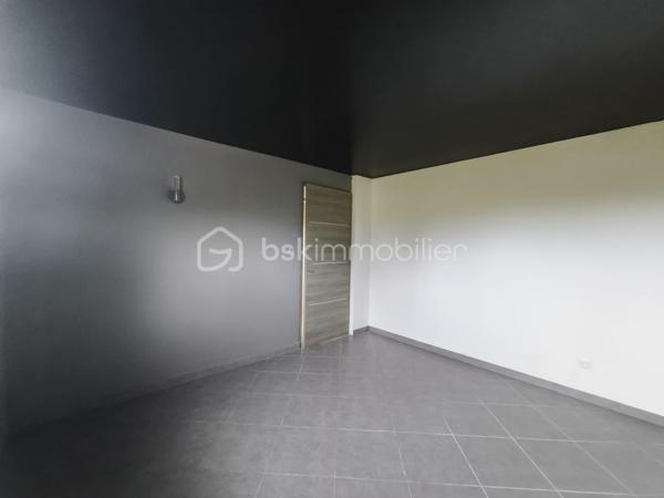 Coup de cœur assuré pour cette  charmante maison en pierre de 100 m², de plain-pied, idéale pour ceux recherchant confort et sérénité.
Idéale pour famille ou résidence secondaire proche des plages d'OMAHA BEACH ou UTAHA BEACH 
Entièrement rénovée.

Elle se compose de :
Une belle pièce de vie spacieuse et lumineuse, avec une cuisine américaine entièrement aménagée et équipée.
Un couloir desservant trois chambres confortables.
Un toilette indépendant et une salle d'eau. 

Une buanderie et un garage attenant.

Le tout édifié sur un terrain d environ 1400 m2.

Le +++: plain pieds, campagne mais proche de toutes commodités, pas de vis à vis,  huisseries PVC, volets électriques avec centralisation, cuisine aménagée et équipée, portail électrique, aucun travaux a prévoir......

Ne manquez pas cette opportunité  !