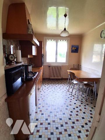 MAISON SUR S/SOL - 4 chambres - 1380 m² de terrain