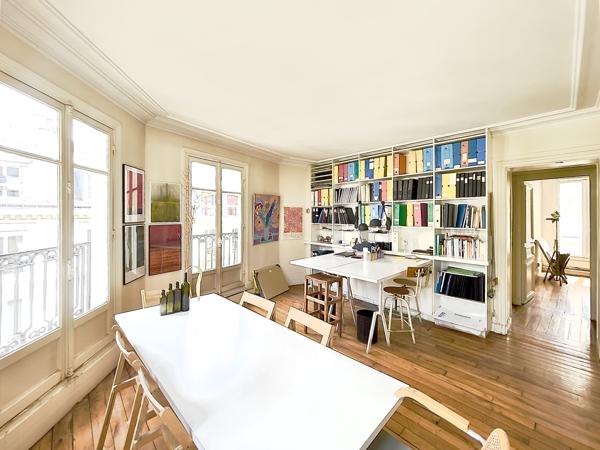 Bureau
         3 pièces
        - 56 m² Exclusivité 690 000 € *