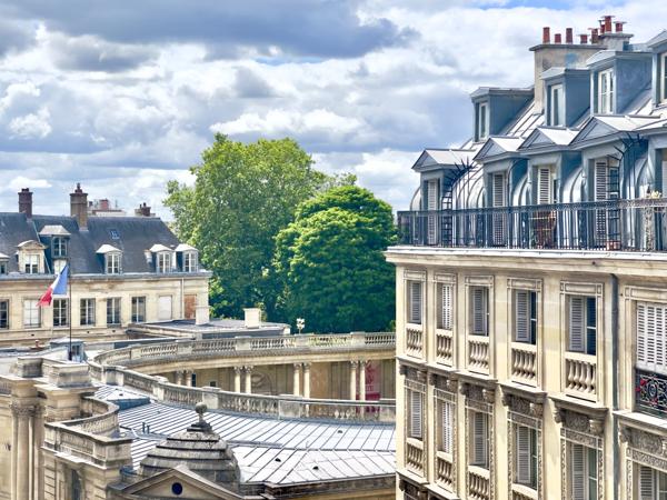 Bureau
         3 pièces
        - 56 m² Exclusivité 690 000 € *