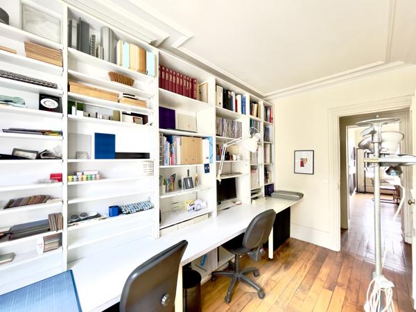 Bureau
         3 pièces
        - 56 m² Exclusivité 690 000 € *