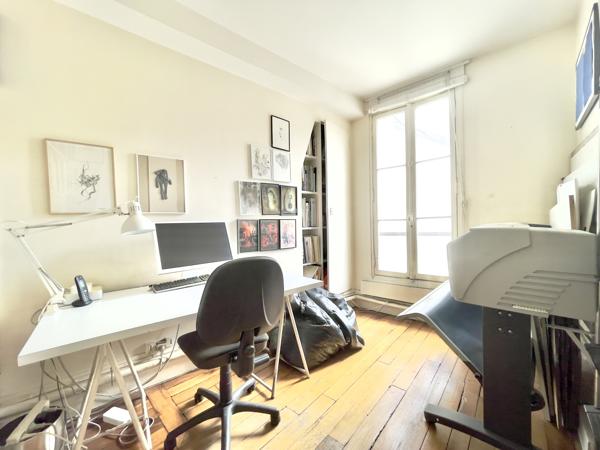 Bureau
         3 pièces
        - 56 m² Exclusivité 690 000 € *