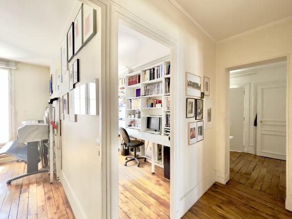 Bureau
         3 pièces
        - 56 m² Exclusivité 690 000 € *