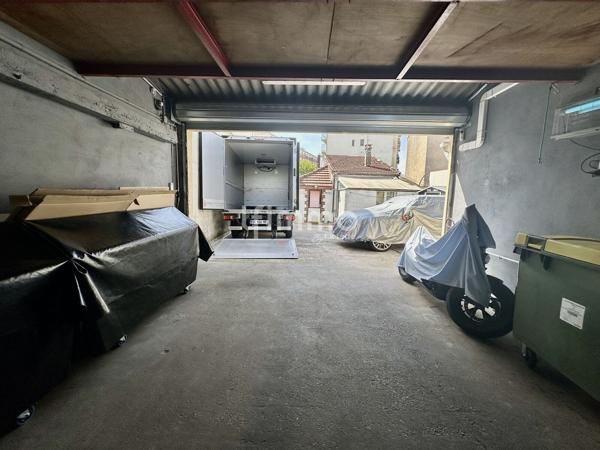 Romainville- Entrepôt 160m2 +2 logements 55m2- Parcelle 380m2