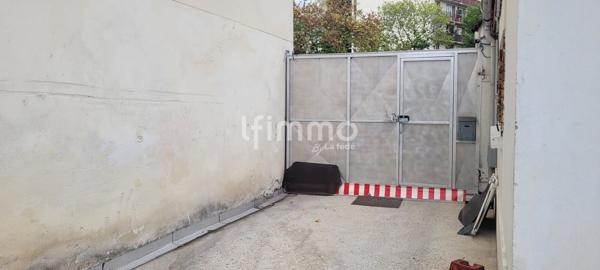 Romainville- Entrepôt 160m2 +2 logements 55m2- Parcelle 380m2