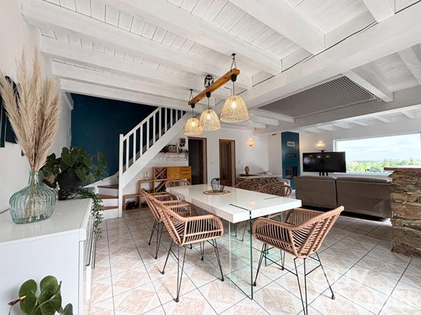 Maison de 230 m² habitables avec 6 chambres.