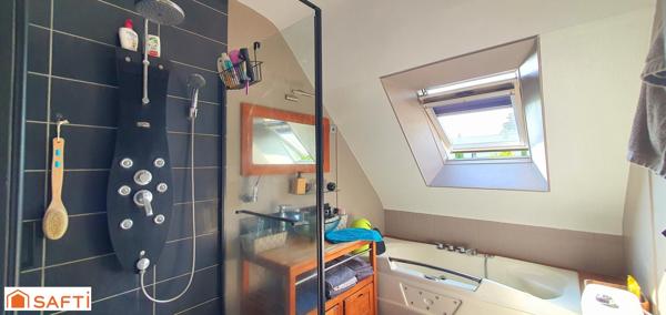 MAISON AVEC DOUBLE GARAGE , BEAU TERRAIN de 1200 m2 , COURS EN ENROBÉS .
