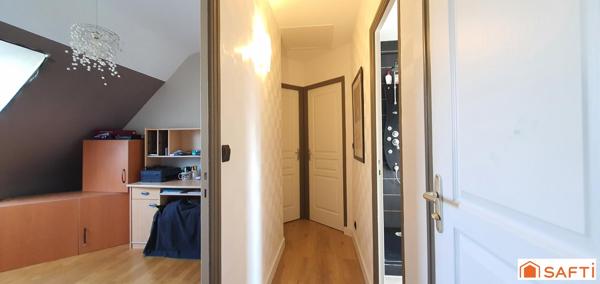 MAISON AVEC DOUBLE GARAGE , BEAU TERRAIN de 1200 m2 , COURS EN ENROBÉS .