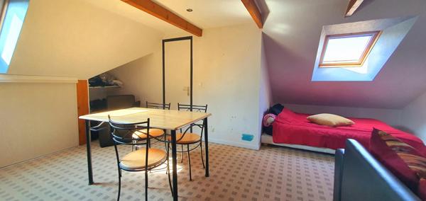 MAISON AVEC DOUBLE GARAGE , BEAU TERRAIN de 1200 m2 , COURS EN ENROBÉS .