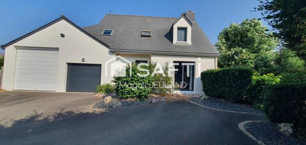 MAISON AVEC DOUBLE GARAGE , BEAU TERRAIN de 1200 m2 , COURS EN ENROBÉS .