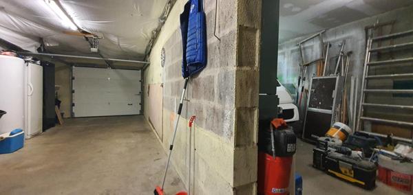 MAISON AVEC DOUBLE GARAGE , BEAU TERRAIN de 1200 m2 , COURS EN ENROBÉS .