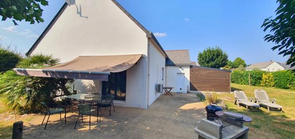 MAISON AVEC DOUBLE GARAGE , BEAU TERRAIN de 1200 m2 , COURS EN ENROBÉS .