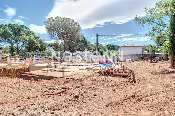 Terrain avec dalle et fondations prêtes. Permis de construire accordée pour maison 145 m² avec piscine et garage.