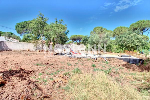 Terrain avec dalle et fondations prêtes. Permis de construire accordée pour maison 145 m² avec piscine et garage.