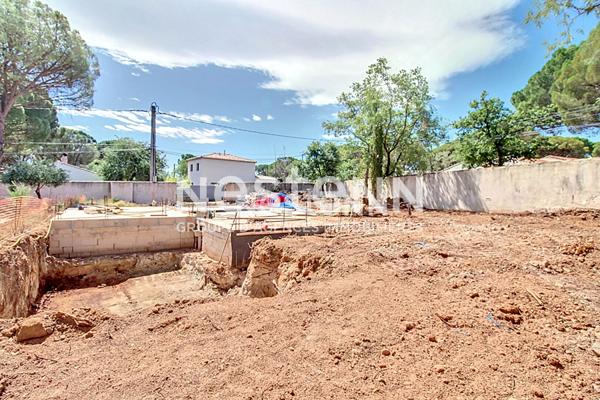 Terrain avec dalle et fondations prêtes. Permis de construire accordée pour maison 145 m² avec piscine et garage.