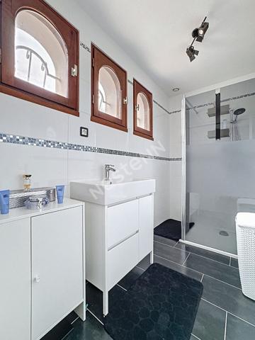 Maison familiale à vendre à Liré - 4 chambres, sous-sol, jardin.