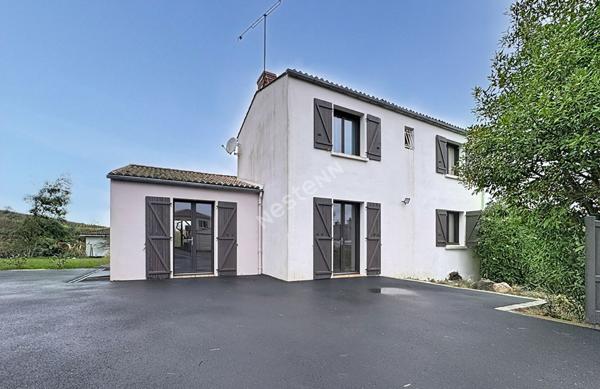 Maison familiale à vendre à Liré - 4 chambres, sous-sol, jardin.