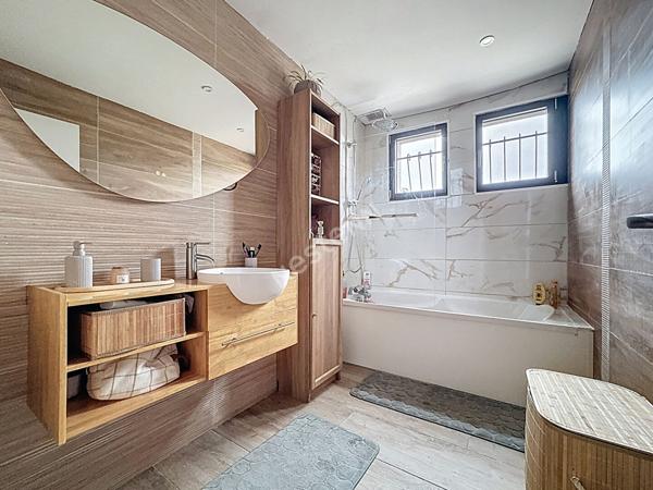 Maison familiale à vendre à Liré - 4 chambres, sous-sol, jardin.