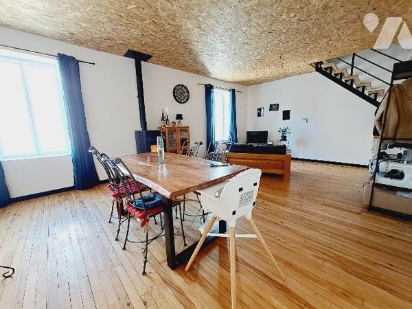 SAUZET, maison de village entièrement rénovée de 130 m², 4 chambres.