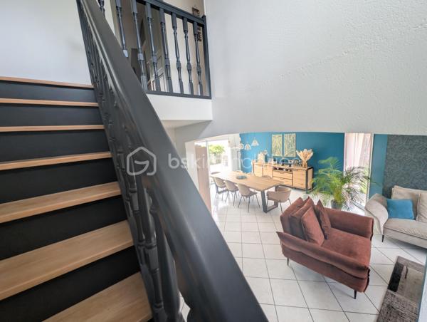 Idéalement située dans un environnement résidentiel recherché de Thouaré-sur-Loire, à proximité immédiate des commerces, écoles et transports, découvrez cette belle maison non mitoyenne de 142 m² habitables aux prestations de qualités et parfaitement entretenue.

Édifiée sur une parcelle entièrement close, aménagée et paysagée, sans aucun vis-à-vis, elle offre un cadre de vie privilégié avec ses deux terrasses, ses oliviers, ses palmiers et ses espaces extérieurs soigneusement entretenus.

Dès l'entrée, vous serez séduits par les volumes et la luminosité de la maison grâce à sa belle hauteur sous plafond et sa mezzanine ouverte.

La pièce de vie, baignée de lumière grâce à sa triple exposition, dont le sud et l'ouest, constitue un véritable espace de convivialité.
La cuisine fermée est entièrement aménagée et équipée.
La maison propose 4 chambres au total, dont une suite parentale de plain-pied avec placard et salle d'eau privative.

Une grande buanderie fonctionnelle complète le rez-de-chaussée.
À l'étage, un palier dessert trois chambres avec placards, dont une avec dressing aménagé.

Un WC indépendant par étage et une grande salle de bains équipée d'une baignoire et d'une douche à l'étage.
Côté prestations, la maison dispose d'une pompe à chaleur récente, d'un ballon thermodynamique, de volets roulants électriques sur l'ensemble des ouvertures, d'une VMC, du tout-à-l'égout ainsi que d'un conduit déjà prévu pour l'installation d'un poêle si souhaité.

Le garage de 29 m² est carrelé et bénéficie de stockages supplémentaires en mezzanine.

Grande possibilité de stationnement sur la parcelle y compris camping-car. Portail électrique motorisé, enrobés et entrée paysagée.
Une maison clé en main, lumineuse, parfaitement entretenue et sans travaux à prévoir, idéale pour une famille à la recherche d'un cadre de vie agréable aux portes de Nantes (C7 accessible à pied)