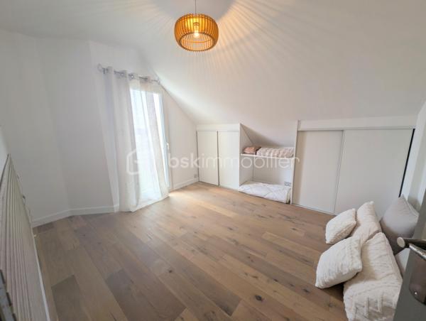 Idéalement située dans un environnement résidentiel recherché de Thouaré-sur-Loire, à proximité immédiate des commerces, écoles et transports, découvrez cette belle maison non mitoyenne de 142 m² habitables aux prestations de qualités et parfaitement entretenue.

Édifiée sur une parcelle entièrement close, aménagée et paysagée, sans aucun vis-à-vis, elle offre un cadre de vie privilégié avec ses deux terrasses, ses oliviers, ses palmiers et ses espaces extérieurs soigneusement entretenus.

Dès l'entrée, vous serez séduits par les volumes et la luminosité de la maison grâce à sa belle hauteur sous plafond et sa mezzanine ouverte.

La pièce de vie, baignée de lumière grâce à sa triple exposition, dont le sud et l'ouest, constitue un véritable espace de convivialité.
La cuisine fermée est entièrement aménagée et équipée.
La maison propose 4 chambres au total, dont une suite parentale de plain-pied avec placard et salle d'eau privative.

Une grande buanderie fonctionnelle complète le rez-de-chaussée.
À l'étage, un palier dessert trois chambres avec placards, dont une avec dressing aménagé.

Un WC indépendant par étage et une grande salle de bains équipée d'une baignoire et d'une douche à l'étage.
Côté prestations, la maison dispose d'une pompe à chaleur récente, d'un ballon thermodynamique, de volets roulants électriques sur l'ensemble des ouvertures, d'une VMC, du tout-à-l'égout ainsi que d'un conduit déjà prévu pour l'installation d'un poêle si souhaité.

Le garage de 29 m² est carrelé et bénéficie de stockages supplémentaires en mezzanine.

Grande possibilité de stationnement sur la parcelle y compris camping-car. Portail électrique motorisé, enrobés et entrée paysagée.
Une maison clé en main, lumineuse, parfaitement entretenue et sans travaux à prévoir, idéale pour une famille à la recherche d'un cadre de vie agréable aux portes de Nantes (C7 accessible à pied)