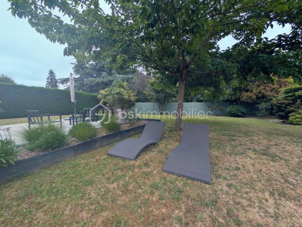 Idéalement située dans un environnement résidentiel recherché de Thouaré-sur-Loire, à proximité immédiate des commerces, écoles et transports, découvrez cette belle maison non mitoyenne de 142 m² habitables aux prestations de qualités et parfaitement entretenue.

Édifiée sur une parcelle entièrement close, aménagée et paysagée, sans aucun vis-à-vis, elle offre un cadre de vie privilégié avec ses deux terrasses, ses oliviers, ses palmiers et ses espaces extérieurs soigneusement entretenus.

Dès l'entrée, vous serez séduits par les volumes et la luminosité de la maison grâce à sa belle hauteur sous plafond et sa mezzanine ouverte.

La pièce de vie, baignée de lumière grâce à sa triple exposition, dont le sud et l'ouest, constitue un véritable espace de convivialité.
La cuisine fermée est entièrement aménagée et équipée.
La maison propose 4 chambres au total, dont une suite parentale de plain-pied avec placard et salle d'eau privative.

Une grande buanderie fonctionnelle complète le rez-de-chaussée.
À l'étage, un palier dessert trois chambres avec placards, dont une avec dressing aménagé.

Un WC indépendant par étage et une grande salle de bains équipée d'une baignoire et d'une douche à l'étage.
Côté prestations, la maison dispose d'une pompe à chaleur récente, d'un ballon thermodynamique, de volets roulants électriques sur l'ensemble des ouvertures, d'une VMC, du tout-à-l'égout ainsi que d'un conduit déjà prévu pour l'installation d'un poêle si souhaité.

Le garage de 29 m² est carrelé et bénéficie de stockages supplémentaires en mezzanine.

Grande possibilité de stationnement sur la parcelle y compris camping-car. Portail électrique motorisé, enrobés et entrée paysagée.
Une maison clé en main, lumineuse, parfaitement entretenue et sans travaux à prévoir, idéale pour une famille à la recherche d'un cadre de vie agréable aux portes de Nantes (C7 accessible à pied)