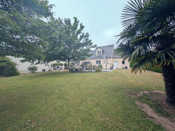 Idéalement située dans un environnement résidentiel recherché de Thouaré-sur-Loire, à proximité immédiate des commerces, écoles et transports, découvrez cette belle maison non mitoyenne de 142 m² habitables aux prestations de qualités et parfaitement entretenue.

Édifiée sur une parcelle entièrement close, aménagée et paysagée, sans aucun vis-à-vis, elle offre un cadre de vie privilégié avec ses deux terrasses, ses oliviers, ses palmiers et ses espaces extérieurs soigneusement entretenus.

Dès l'entrée, vous serez séduits par les volumes et la luminosité de la maison grâce à sa belle hauteur sous plafond et sa mezzanine ouverte.

La pièce de vie, baignée de lumière grâce à sa triple exposition, dont le sud et l'ouest, constitue un véritable espace de convivialité.
La cuisine fermée est entièrement aménagée et équipée.
La maison propose 4 chambres au total, dont une suite parentale de plain-pied avec placard et salle d'eau privative.

Une grande buanderie fonctionnelle complète le rez-de-chaussée.
À l'étage, un palier dessert trois chambres avec placards, dont une avec dressing aménagé.

Un WC indépendant par étage et une grande salle de bains équipée d'une baignoire et d'une douche à l'étage.
Côté prestations, la maison dispose d'une pompe à chaleur récente, d'un ballon thermodynamique, de volets roulants électriques sur l'ensemble des ouvertures, d'une VMC, du tout-à-l'égout ainsi que d'un conduit déjà prévu pour l'installation d'un poêle si souhaité.

Le garage de 29 m² est carrelé et bénéficie de stockages supplémentaires en mezzanine.

Grande possibilité de stationnement sur la parcelle y compris camping-car. Portail électrique motorisé, enrobés et entrée paysagée.
Une maison clé en main, lumineuse, parfaitement entretenue et sans travaux à prévoir, idéale pour une famille à la recherche d'un cadre de vie agréable aux portes de Nantes (C7 accessible à pied)