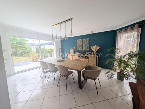 Idéalement située dans un environnement résidentiel recherché de Thouaré-sur-Loire, à proximité immédiate des commerces, écoles et transports, découvrez cette belle maison non mitoyenne de 142 m² habitables aux prestations de qualités et parfaitement entretenue.

Édifiée sur une parcelle entièrement close, aménagée et paysagée, sans aucun vis-à-vis, elle offre un cadre de vie privilégié avec ses deux terrasses, ses oliviers, ses palmiers et ses espaces extérieurs soigneusement entretenus.

Dès l'entrée, vous serez séduits par les volumes et la luminosité de la maison grâce à sa belle hauteur sous plafond et sa mezzanine ouverte.

La pièce de vie, baignée de lumière grâce à sa triple exposition, dont le sud et l'ouest, constitue un véritable espace de convivialité.
La cuisine fermée est entièrement aménagée et équipée.
La maison propose 4 chambres au total, dont une suite parentale de plain-pied avec placard et salle d'eau privative.

Une grande buanderie fonctionnelle complète le rez-de-chaussée.
À l'étage, un palier dessert trois chambres avec placards, dont une avec dressing aménagé.

Un WC indépendant par étage et une grande salle de bains équipée d'une baignoire et d'une douche à l'étage.
Côté prestations, la maison dispose d'une pompe à chaleur récente, d'un ballon thermodynamique, de volets roulants électriques sur l'ensemble des ouvertures, d'une VMC, du tout-à-l'égout ainsi que d'un conduit déjà prévu pour l'installation d'un poêle si souhaité.

Le garage de 29 m² est carrelé et bénéficie de stockages supplémentaires en mezzanine.

Grande possibilité de stationnement sur la parcelle y compris camping-car. Portail électrique motorisé, enrobés et entrée paysagée.
Une maison clé en main, lumineuse, parfaitement entretenue et sans travaux à prévoir, idéale pour une famille à la recherche d'un cadre de vie agréable aux portes de Nantes (C7 accessible à pied)