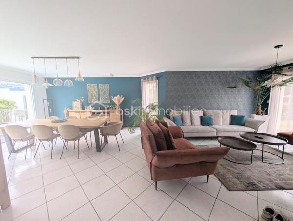 Idéalement située dans un environnement résidentiel recherché de Thouaré-sur-Loire, à proximité immédiate des commerces, écoles et transports, découvrez cette belle maison non mitoyenne de 142 m² habitables aux prestations de qualités et parfaitement entretenue.

Édifiée sur une parcelle entièrement close, aménagée et paysagée, sans aucun vis-à-vis, elle offre un cadre de vie privilégié avec ses deux terrasses, ses oliviers, ses palmiers et ses espaces extérieurs soigneusement entretenus.

Dès l'entrée, vous serez séduits par les volumes et la luminosité de la maison grâce à sa belle hauteur sous plafond et sa mezzanine ouverte.

La pièce de vie, baignée de lumière grâce à sa triple exposition, dont le sud et l'ouest, constitue un véritable espace de convivialité.
La cuisine fermée est entièrement aménagée et équipée.
La maison propose 4 chambres au total, dont une suite parentale de plain-pied avec placard et salle d'eau privative.

Une grande buanderie fonctionnelle complète le rez-de-chaussée.
À l'étage, un palier dessert trois chambres avec placards, dont une avec dressing aménagé.

Un WC indépendant par étage et une grande salle de bains équipée d'une baignoire et d'une douche à l'étage.
Côté prestations, la maison dispose d'une pompe à chaleur récente, d'un ballon thermodynamique, de volets roulants électriques sur l'ensemble des ouvertures, d'une VMC, du tout-à-l'égout ainsi que d'un conduit déjà prévu pour l'installation d'un poêle si souhaité.

Le garage de 29 m² est carrelé et bénéficie de stockages supplémentaires en mezzanine.

Grande possibilité de stationnement sur la parcelle y compris camping-car. Portail électrique motorisé, enrobés et entrée paysagée.
Une maison clé en main, lumineuse, parfaitement entretenue et sans travaux à prévoir, idéale pour une famille à la recherche d'un cadre de vie agréable aux portes de Nantes (C7 accessible à pied)