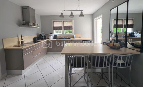 Idéalement située dans un environnement résidentiel recherché de Thouaré-sur-Loire, à proximité immédiate des commerces, écoles et transports, découvrez cette belle maison non mitoyenne de 142 m² habitables aux prestations de qualités et parfaitement entretenue.

Édifiée sur une parcelle entièrement close, aménagée et paysagée, sans aucun vis-à-vis, elle offre un cadre de vie privilégié avec ses deux terrasses, ses oliviers, ses palmiers et ses espaces extérieurs soigneusement entretenus.

Dès l'entrée, vous serez séduits par les volumes et la luminosité de la maison grâce à sa belle hauteur sous plafond et sa mezzanine ouverte.

La pièce de vie, baignée de lumière grâce à sa triple exposition, dont le sud et l'ouest, constitue un véritable espace de convivialité.
La cuisine fermée est entièrement aménagée et équipée.
La maison propose 4 chambres au total, dont une suite parentale de plain-pied avec placard et salle d'eau privative.

Une grande buanderie fonctionnelle complète le rez-de-chaussée.
À l'étage, un palier dessert trois chambres avec placards, dont une avec dressing aménagé.

Un WC indépendant par étage et une grande salle de bains équipée d'une baignoire et d'une douche à l'étage.
Côté prestations, la maison dispose d'une pompe à chaleur récente, d'un ballon thermodynamique, de volets roulants électriques sur l'ensemble des ouvertures, d'une VMC, du tout-à-l'égout ainsi que d'un conduit déjà prévu pour l'installation d'un poêle si souhaité.

Le garage de 29 m² est carrelé et bénéficie de stockages supplémentaires en mezzanine.

Grande possibilité de stationnement sur la parcelle y compris camping-car. Portail électrique motorisé, enrobés et entrée paysagée.
Une maison clé en main, lumineuse, parfaitement entretenue et sans travaux à prévoir, idéale pour une famille à la recherche d'un cadre de vie agréable aux portes de Nantes (C7 accessible à pied)