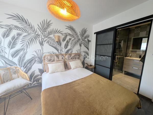 Idéalement située dans un environnement résidentiel recherché de Thouaré-sur-Loire, à proximité immédiate des commerces, écoles et transports, découvrez cette belle maison non mitoyenne de 142 m² habitables aux prestations de qualités et parfaitement entretenue.

Édifiée sur une parcelle entièrement close, aménagée et paysagée, sans aucun vis-à-vis, elle offre un cadre de vie privilégié avec ses deux terrasses, ses oliviers, ses palmiers et ses espaces extérieurs soigneusement entretenus.

Dès l'entrée, vous serez séduits par les volumes et la luminosité de la maison grâce à sa belle hauteur sous plafond et sa mezzanine ouverte.

La pièce de vie, baignée de lumière grâce à sa triple exposition, dont le sud et l'ouest, constitue un véritable espace de convivialité.
La cuisine fermée est entièrement aménagée et équipée.
La maison propose 4 chambres au total, dont une suite parentale de plain-pied avec placard et salle d'eau privative.

Une grande buanderie fonctionnelle complète le rez-de-chaussée.
À l'étage, un palier dessert trois chambres avec placards, dont une avec dressing aménagé.

Un WC indépendant par étage et une grande salle de bains équipée d'une baignoire et d'une douche à l'étage.
Côté prestations, la maison dispose d'une pompe à chaleur récente, d'un ballon thermodynamique, de volets roulants électriques sur l'ensemble des ouvertures, d'une VMC, du tout-à-l'égout ainsi que d'un conduit déjà prévu pour l'installation d'un poêle si souhaité.

Le garage de 29 m² est carrelé et bénéficie de stockages supplémentaires en mezzanine.

Grande possibilité de stationnement sur la parcelle y compris camping-car. Portail électrique motorisé, enrobés et entrée paysagée.
Une maison clé en main, lumineuse, parfaitement entretenue et sans travaux à prévoir, idéale pour une famille à la recherche d'un cadre de vie agréable aux portes de Nantes (C7 accessible à pied)