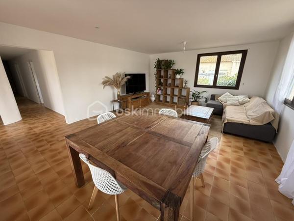 Située sur la commune Balaruc-les-Bains, entre Sète et Frontignan, dans le quartier prisé de la Rèche à proximité des commerces, écoles et axes principaux, tout en profitant du calme d’un quartier résidentiel.

Édifiée sur une parcelle de 687 m², arborée avec terrasse et piscine, offrant un fort potentiel d’aménagement pour créer un véritable espace de détente.

La villa principale d'environ 210 m² habitables se compose d’un vaste séjour lumineux, d’une cuisine indépendante, de quatre grandes chambres dont deux en rez de chaussée.
Une salle de bain avec douche et baignoire et d’un WC séparé viennent également compléter ce niveau.
A l'étage desservi par un espace Bureau, nous retrouvons deux grandes chambres mansardées d'environ 30 m2 chacune, ainsi qu'un grand dressing et une salle d'eau qui reste à terminer. 

Concernant la dépendance attenante de 60 m², elle se compose d'un séjour cuisine donnant sur un extérieur privatif, d'une chambre d'environ 13 m2 et d'une salle d'eau avec douche et WC.
Idéale pour accueillir famille, amis, ou envisager un projet locatif ou professionnel.

Cette villa au fort potentiel, nécessite tout de meme quelques travaux de rafraichissement ( devis effectué par artisan disponible ).

Une opportunité rare sur le secteur, alliant volume, potentiel et emplacement recherché, à seulement quelques minutes de l’étang de Thau et des plages.